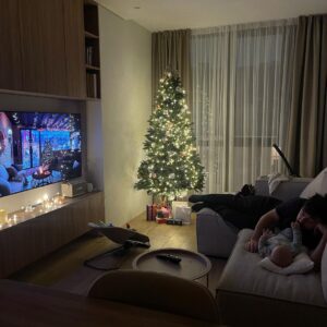 Kunstkuusk VERSAILLES toas kaugvaade isa lapsega diivanil